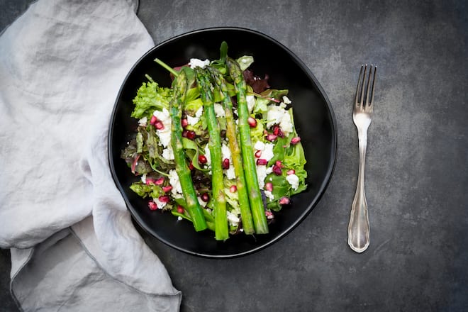 Ein wortwörtlich bunter Salat überzeugt nicht nur das Auge, sondern auch den Geschmackssinn.