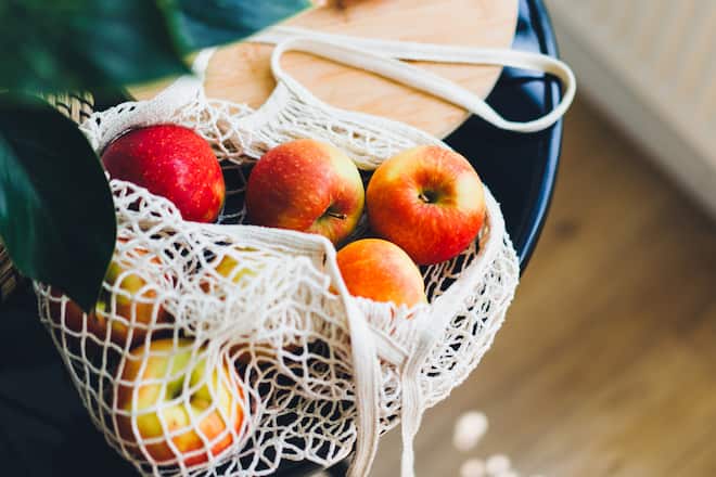 Dass Äpfel echte Vitaminbomben sind, wissen wir alle. In der runden Frucht steckt aber noch einiges mehr.