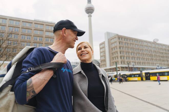 Lebenspartner Colin Dawson mit Denise Biellmann beim Alexanderplatz vor dem Fernsehturm - Holiday on Ice Berlin - März 2024 - Copyright Olivia Pulver