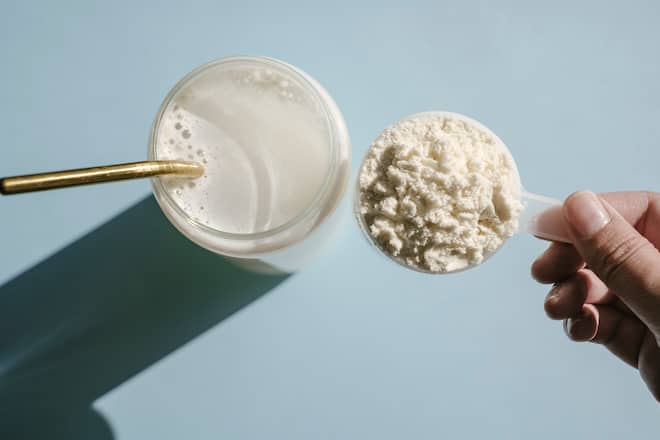 Viele Menschen schwören auf Proteinpulver. Aber auch zahlreiche gesunde Nahrungsmittel enthalten wertvolle Proteine.