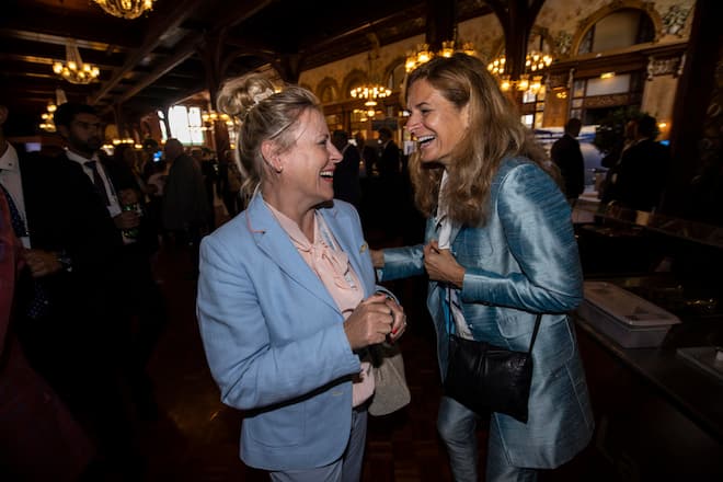 rigitte Breisacher, Alpnachnorm; Monika Walser, de Sede