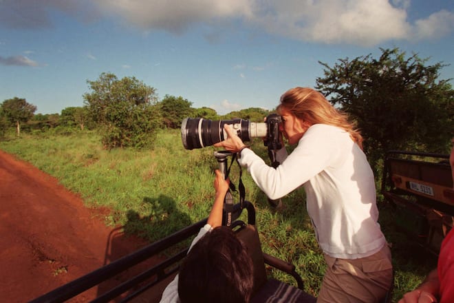 SONDERKONDITIONEN ! EXKLUSIV: STEFFI GRAF FOTOGRAFIERT WILDE TIERE AUF EINER FOTOSAFARI / SÃDAFRIKA / STEFFI GRAF GEHT IHREM LIEBSTEN HOBBY NACH / TIERFOTOS / TIERFOTOGRAFIN / PROMI / PROMINENT / FOTOGRAFIERT / KAMERA / HOBBYFOTOGRAFIN / OBJEKTIV / KAMERA / FOTO / SAFARI / SCHAUEN DURCH OBJEKTIV / PRIVAT / (FOTO: DUKAS/ACTIONPRESS)