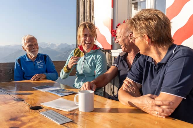 Mit Petra Gössi zum Sonnenaufgang auf den Grossen Mythen. Foto:Bernard van Dierendonck