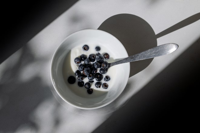 Neben Magnesium und Kalium ist auch Kalzium für eine erholsame Nachtruhe unabdingbar. Auch hier kann ein Mangel zu einem unruhigen Schlaf führen. Um unseren Kalziumspeicher zu füllen, ist zuckerfreier Joghurt eine gute Wahl.