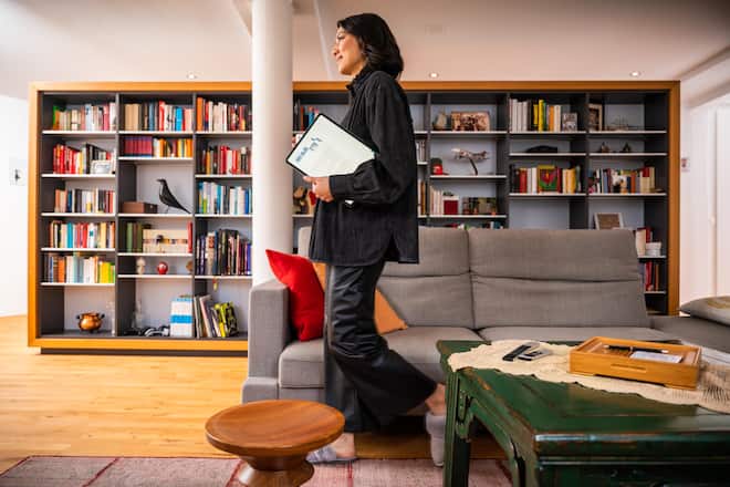 Foto: Joseph Khakshouri 05.12.2023 Homestory mit G&G-Moderatorin Tanya König Kaffe und Nachrichten auf dem Tablet im Wohnzimmer Wald (ZH) Tanya König. ©Joseph Khakshouri