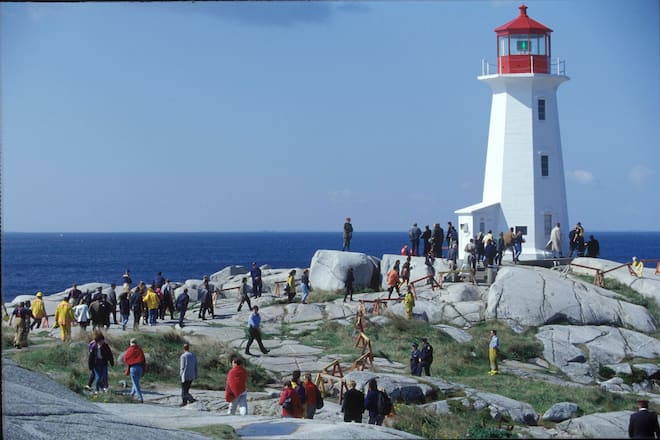 Trauernde Angehörige besuchen die Unfallstelle#Mourning relatives visiting the scene of the accident#