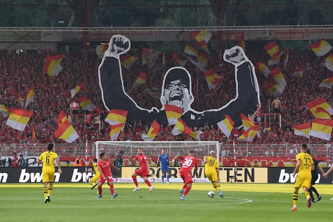 Fussball, Herren, Saison 2019/2020, 1. Bundesliga, 1. FC Union Berlin - Borussia Dortmund, Fans von Union zeigen den jubelnden Trainer Urs Fischer (1. FC Union Berlin), 31.08. 2019, *** Soccer, Men, season 2019 2020, 1 Bundesliga, 1 FC Union Berlin Borussia Dortmund, fans of Union show the cheering coach Urs Fischer 1 FC Union Berlin , 31 08 2019, Copyright: xMatthiasxKochx