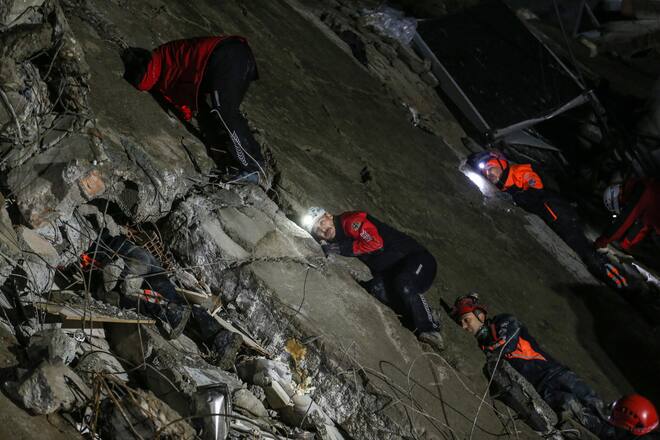 epa10451568 Emergency personnel during a search and rescue operation at the site of a collapsed building after an earthquake in Iskenderun district of Hatay, Turkey, 06 February 2023. Two earthquakes struck southern Turkey close to the Syrian border on 06 February 2023. Thousands of people have died and more than seven thousand have been injured in Turkey, according to AFAD, theTurkish Disaster and Emergency Management Presidency. EPA/ERDEM SAHIN