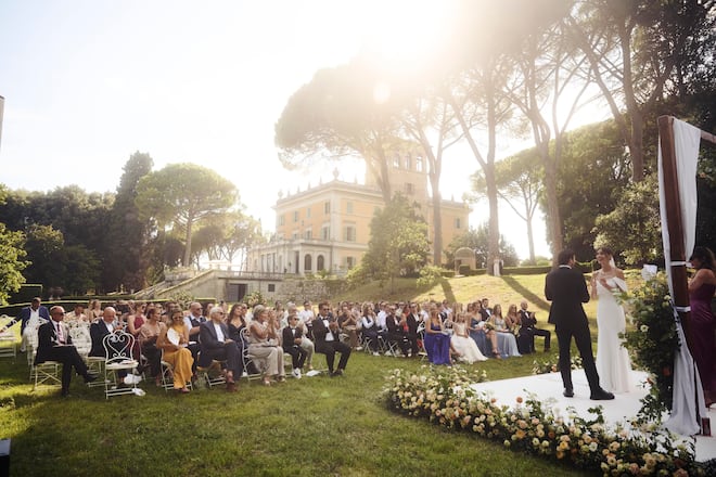 SI-Online / Einmalige Verwendung / Keine Weitergabe Fotos: Hans Neumann, Alex Waltl und Austin Augie Event Design und Planung: Eggert+Friends LLC Hochzeitsrednerin: Idil Tabanca Brautjungfern: Fiona Furrer, Cindy Furrer, Emilia Furrer Blumenmädchen: Lucie Furrer Ringträger: August Becht Trauzeuge: Adam Becht Brautkleid: Olivier Theyskens Styling: Melissa Levy