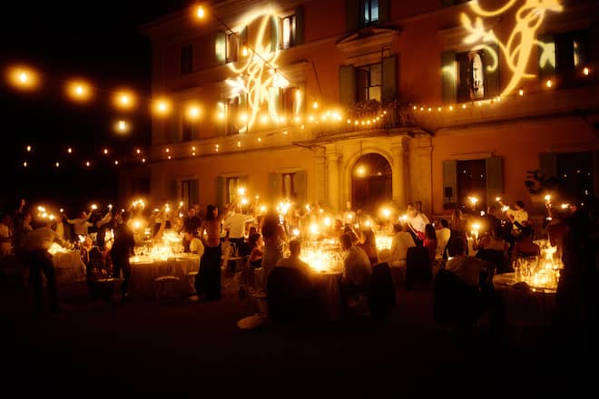 SI-Online / Einmalige Verwendung / Keine Weitergabe Fotos: Hans Neumann, Alex Waltl und Austin Augie Event Design und Planung: Eggert+Friends LLC Hochzeitsrednerin: Idil Tabanca Brautjungfern: Fiona Furrer, Cindy Furrer, Emilia Furrer Blumenmädchen: Lucie Furrer Ringträger: August Becht Trauzeuge: Adam Becht Brautkleid: Olivier Theyskens Styling: Melissa Levy