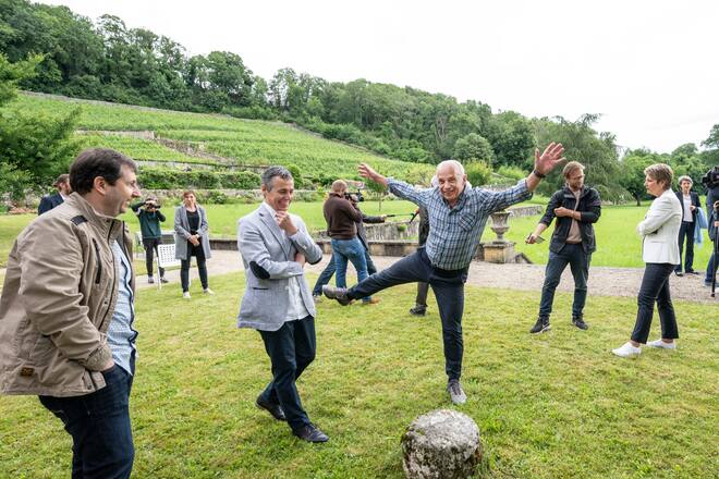 Concisse (VD) 1.7.2021 -- Als erste Station fuer's obligate Gruppenbild lud Bundespraesident Guy Parmelin in die Domaine de la Chartreuse de la Lance ein. Bild: BR Ueli Maurer freut sich auf die Ferien und auf's Biken. Das Freut auch BRE Ignazio Cassis und Bundesratssprecher Andre Simonazzi. Foto: Karl-Heinz Hug