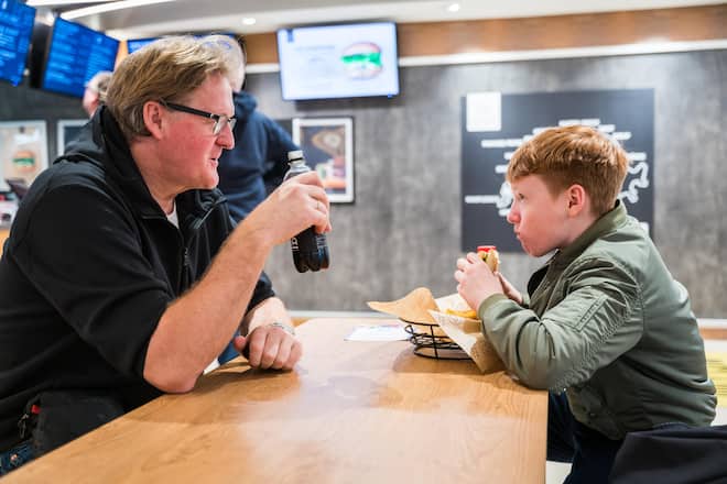 Foto: Joseph Khakshouri 16. und 19. 03.2023 Christof Franzen bricht wieder nach Russland auf. Bilder im Flughafen Zürich, vor seinem Abflug in Begleitung von seinem Sohn Andrej. Nach dem Checkin essen die Beiden eine Kleinigkeit im Holy Cow, im Flughafen. ZRH (Kloten)