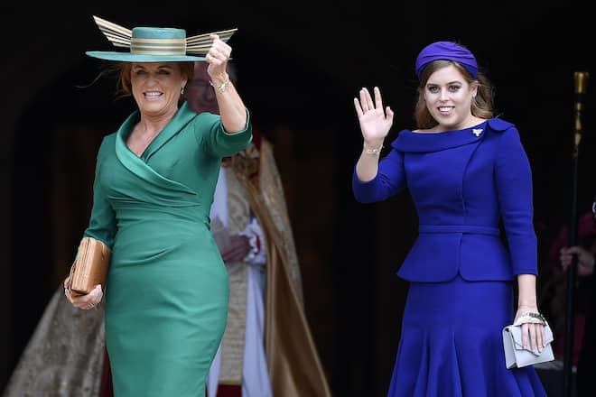WINDSOR, ENGLAND - OCTOBER 12: Sarah, Duchess of York and Princess Beatrice arrive ahead of the wedding of Princess Eugenie of York and Mr. Jack Brooksbank at St. George's Chapel on October 12, 2018 in Windsor, England. (Photo by Toby Melville - WPA Pool/Getty Images)