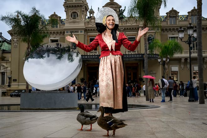 Monika Kaelin feiert ihren Siebzigsten Geburtstag in Cannes und Monte Carlo, in Ihrer Wohnung in Cannes, in der Kirche, Jachthafen Cannes, auf dem Markt, mit Ihren einheimischen Freunden, am Strand, in der Waikiki Bar, vor dem Casino in Monte Carlo, mit ihren Schwestern Vreni und Margrit und deren Partner Tommy und Beat, Cannes und Monte Carlo, 2024, Fotos: Geri Born