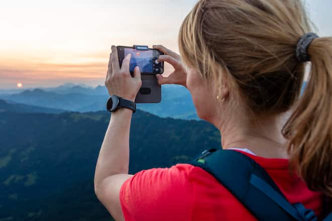 Mit Petra Gössi zum Sonnenaufgang auf den Grossen Mythen. Foto:Bernard van Dierendonck
