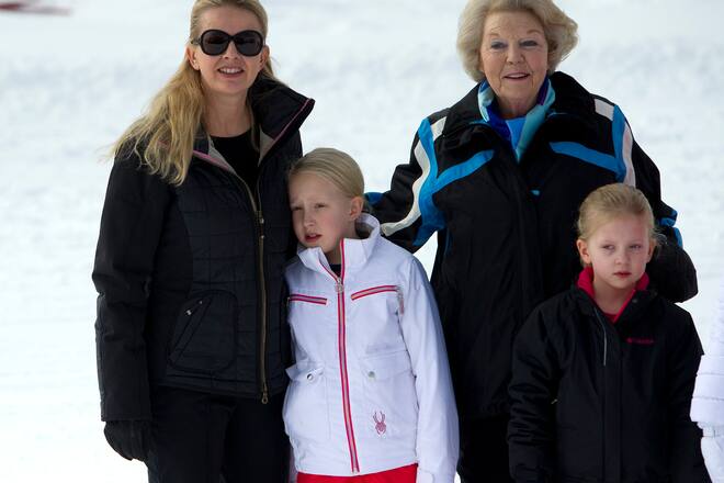 Prinzessin Mabel mit den Töchtern Luana und Zaria, Prinzessin Beatrix beim traditionellen Fototermin im Winterurlaub in Lech / 170214***Photoshooting with the dutch royal family during their vacation in Lech, Austria, February 17th, 2014*** (FOTO: DUKAS/ACTIONPRESS)