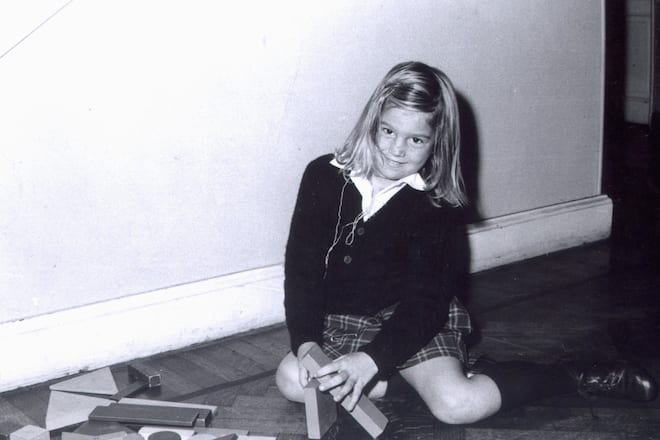 MAXIMA ZORREGUIETA ALS KIND / SITZEN AUF FUSSBODEN / SPIELEN MIT BAUKLÃTZE / KINDERBILD / ARGENTINIEN / 1977 / 70ER / ARCHIVBILD (FOTO: DUKAS/ACTIONPRESS)