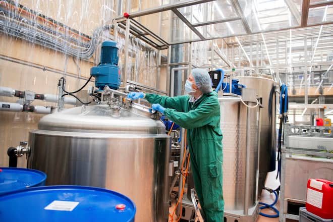 Hanna und Johan Akerström, Gründerfamilie SOEDER, mit ihren Kindern Danny in der Seifenproduktion in Zürich, 21. August 2024