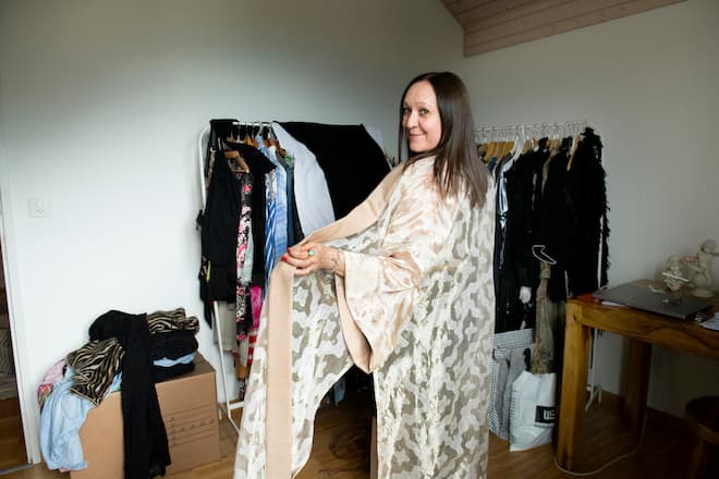 DJ Tatana, Schweizer Plattenproduzentin, 30. Jubiläum als DJ, mit ihren Kindern Lenny und Anthony-Kay (blond, jünger), zu Hause in Gommiswald, 29. Mai 2024