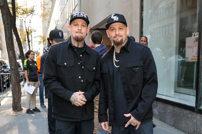 Joel (l.) und Benji Madden in den Strassen von New York 2023.