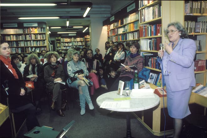 Julia Onken Hält eine Lesung über "Vatermänner" in einer Buchhandlung#Holding a reading on "Vatermänner" in a library (Photo by Sabine Wunderlin/RDB/ullstein bild via Getty Images)