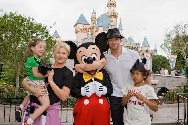 Hugh Jackman und seine Ehefrau Deborra-Lee Furness mit den zwei gemeinsamen Kindern 2009 im Disneyland.