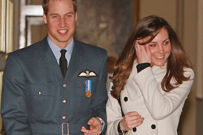 Noch etwas unsicher in ihrer Rolle und den damit verbundenen öffentlichen Auftritten wirkt Kate Middleton, als sie ihren Freund William 2008 zu dessen Abschluss der RAF am Cranwell Luftstützpunkt in Lincolnshire begleitet.