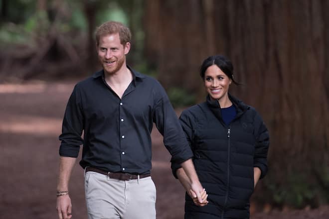 Prinz Harry und Meghan im Wald.