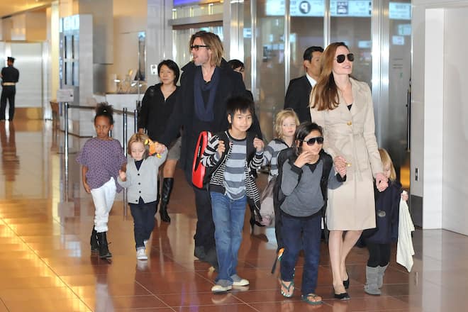 TOKYO, JAPAN - NOVEMBER 08: Brad Pitt, Angelina Jolie and their six children Maddox, Pax, Zahara, Shiloh, Knox, and Vivienne arrive at Haneda International Airport on November 8 in Tokyo, Japan. (Photo by Jun Sato/WireImage)