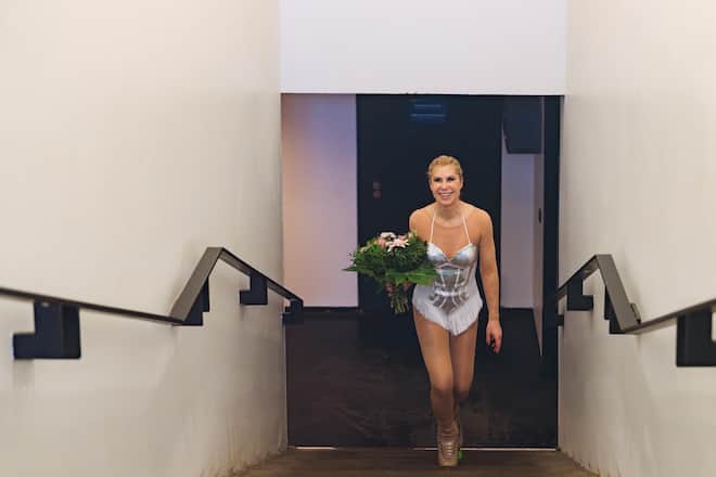 Denise Biellmann kommt von der Bühne zurück in den Bachstage - Holiday on Ice Berlin - März 2024 - Copyright Olivia Pulver