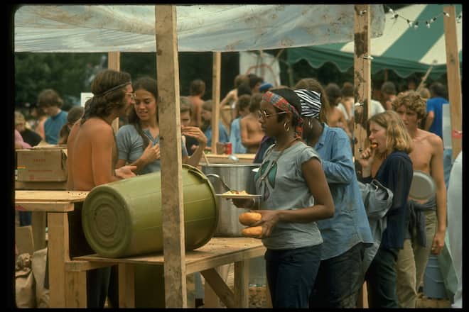 NEW YORK, UNITED STATES - AUGUST 1969: Several young people dish out food to youths in food line, during the Woodstock Music & Art Fair. (Photo by John Dominis/The LIFE Picture Collection via Getty Images)