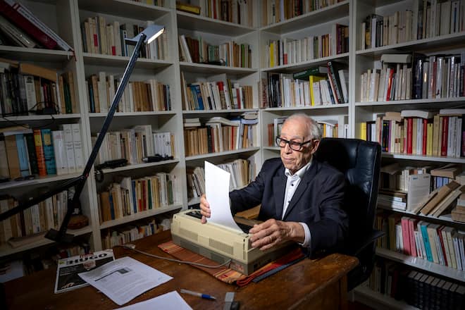 Jean Ziegler ist ein Schweizer Soziologe, Politiker, Sachbuch- und Romanautor. Von 1967 bis zu seiner Abwahl 1983 und erneut von 1987 bis 1999 war er Genfer Nationalrat für die Sozialdemokratische Partei. Am 19.04.2024 feiert er seinen 90. Geburtstag. Bild © Remo Naegeli