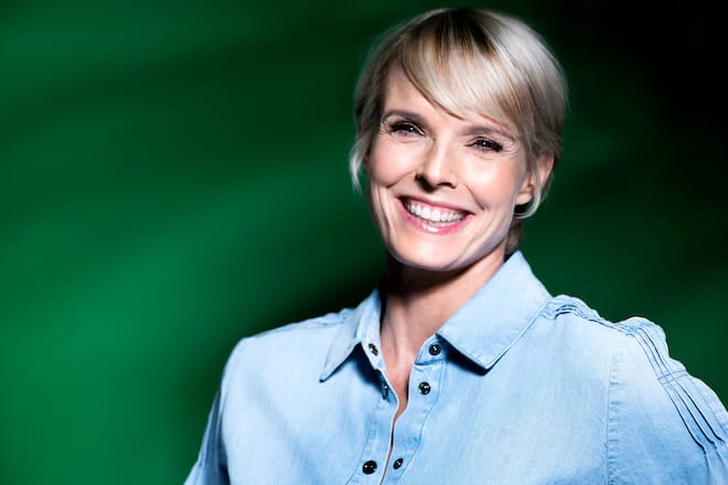 Stéphanie Berger, Komikerin, Ex-Miss Schweiz, Schwanger mit 44 Jahren, Botanischer Garten Universität Zürich, 24. März 2022, Zürich Styling und Hair- & Makeup: Martin Dürrenmatt Outfit Jeans: PKZ Outfit Gelb: PKZ Outfit Rosa: Rock und Schmuck ZOLOTAS / Shirt PKZ