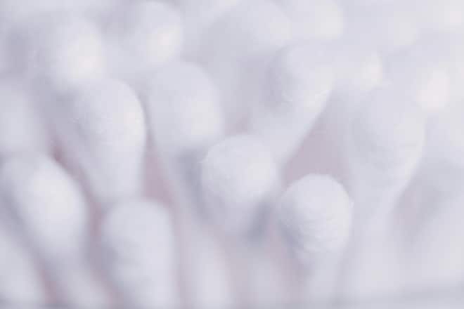 Wattestäbchen sind vielseitig einsetzbar. Für die Reinigung der Ohren sollte man sie allerdings lieber nicht benutzen.