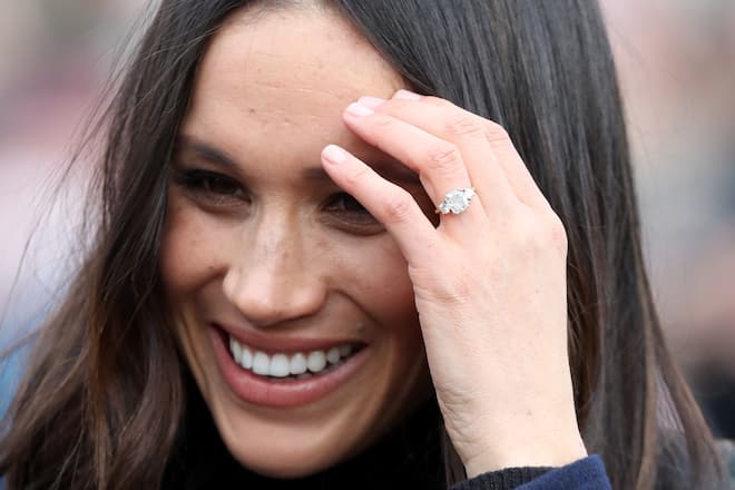 EDINBURGH, SCOTLAND - FEBRUARY 13: Meghan Markle talks to members of the public as she arrives to Edinburgh Castle with Prince Harry on February 13, 2018 in Edinburgh, Scotland. (Photo by Chris Jackson/Chris Jackson/Getty Images)