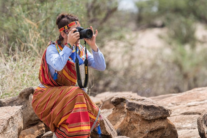 Kronprinzessin Mary (DK), in traditioneller Tracht mit Kopfschmuck bei einem Besuch im Landschaftsschutzgebiet Kalama Community Conservancy im Samburu County im Rahmen ihrer Ostafrika-Reise nach Kenia, 27. November 2018.