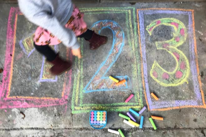 Kind spielt 1, 2 oder 3