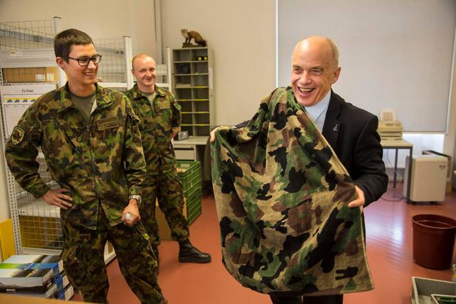 Bundesrat UELI MAURER versucht, bei der Gripen-Debatte die Lufthoheit zu erobern. Er reist dafür durchs ganze Land. Und sagt: «Ohne Luftwaffe ist die Schweiz wie ein Haus ohne Dach.»