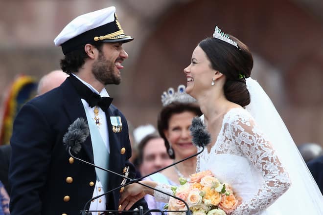 STOCKHOLM, SWEDEN - JUNE 13: Prince Carl Philip of Sweden and Princess Sofia, Duchess of Varmlands salute the crowd after their marriage ceremony on June 13, 2015 in Stockholm, Sweden. (Photo by Andreas Rentz/Getty Images)