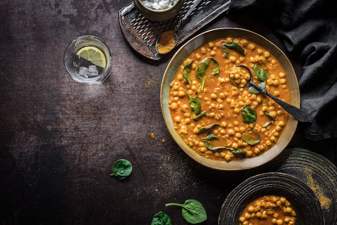 Kichererbsencurry mit Tomatensauce und Spinat als günstiges, gesundes Vegi-Menü.