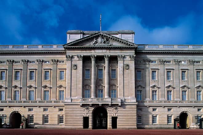 UNITED KINGDOM - JANUARY 22: Facade of Buckingham Palace, London residence of the reigning monarch of the United Kingdom, London, England, United Kingdom. (Photo by DeAgostini/Getty Images)