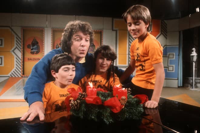 "Michael Schanze und Kinder als Gaeste, ZDF-Show ""1, 2 oder 3"" am 19.12.1981 in Hamburg, Deutschland. (Photo by Peter Bischoff/Getty Images)"