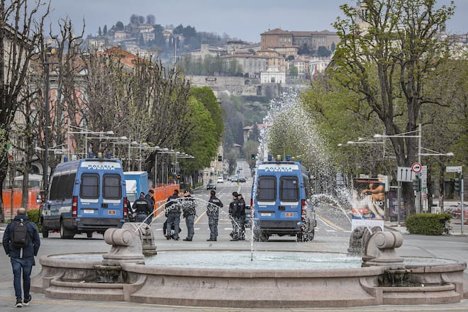 Bergamo Coronavirus - police blitz in Stazione FS (Foto ©Sergio Agazzi/Fotogramma, Bergamo - 2020-03-30) p.s. la foto e' utilizzabile nel rispetto del contesto in cui e' stata scattata, e senza intento diffamatorio del decoro delle persone rappresentate//IPAPRESSITALY_Agenzia_Fotogramma_FGR2959736/2003301540/Credit:Foto ©Sergio Agazzi//SIPA/2003301548 (FOTO: DUKAS/SIPA)