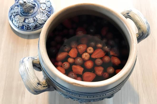 Rumtopf mit Deckel, in Rum eingelegte Früchte, Deutschland, Europa *** Rum pot with lid fruits marinated in rum Germany Europe Copyright: imageBROKER/UlrichxZillmann ibxuzi04859648.jpg Bitte beachten Sie die gesetzlichen Bestimmungen des deutschen Urheberrechtes hinsichtlich der Namensnennung des Fotografen im direkten Umfeld der Veröffentlichung!