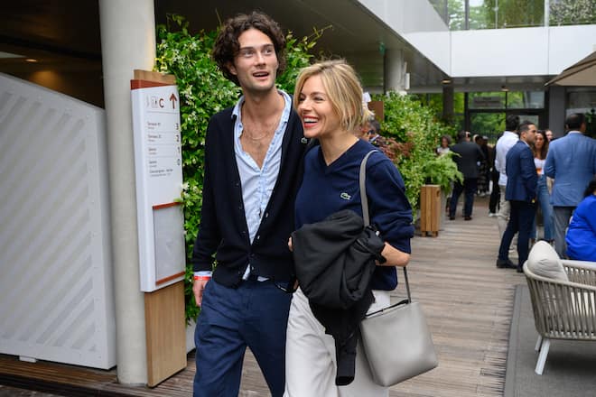 Sienna Miller and Oli Green at village - Paris Sienna Miller and Oli Green at village during French Open Roland Garros 2022 on June 5, 2022 in Paris, France. Photo by Laurent Zabulon/ABACAPRESS.COM PARIS France PUBLICATIONxNOTxINxFRAxESPxUKxUSAxBELxPOL Copyright: xZabulonxLaurent/ABACAx 812994_026 ZabulonxLaurent/ABACAx 812994_026