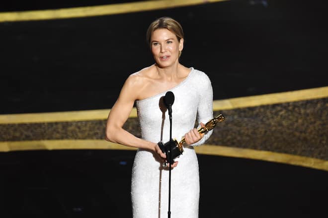 HOLLYWOOD, CALIFORNIA - FEBRUARY 09: Renée Zellweger accepts the Actress in a Leading Role award for 'Judy' onstage during the 92nd Annual Academy Awards at Dolby Theatre on February 09, 2020 in Hollywood, California. (Photo by Kevin Winter/Getty Images)