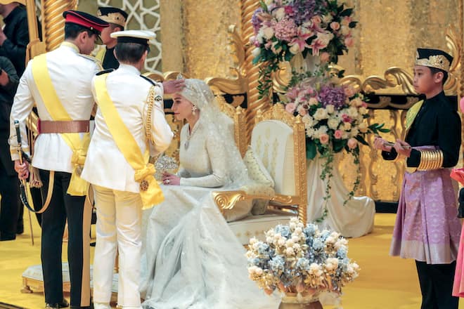 Nach der Eheschliessung segnete Sultan Hassanal Bolkiah die frisch Vermählten.