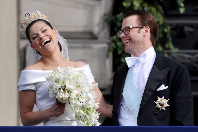 STOCKHOLM, SWEDEN - JUNE 19: Crown Princess Victoria of Sweden, Duchess of Västergötland, and her husband Prince Daniel, Duke of Västergötland, meet the general public as they appear on the Lejonbacken Terrace after their wedding ceremony on June 19, 2010 in Stockholm, Sweden. (Photo by Pascal Le Segretain/Getty Images)