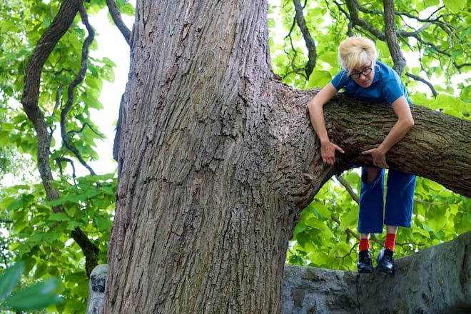 bei der Arbeit an einer Ausstellung im Schloss Werdenberg zum Thema Mutter