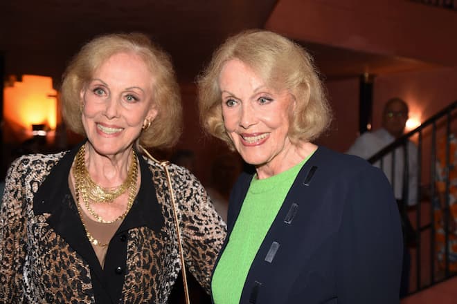 Alice (l.) und Ellen Kessler bei einer Theaterpremiere in München 2024.